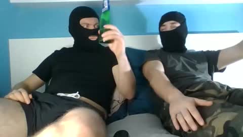 Snapshot of 2frenchfriends chatting on October 2025 08:11:02 PM 2frenchfriends online show from October 2025 08:11:02 PM