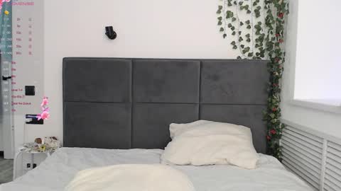 Snapshot of _52_ chatting on November 2025 03:41:01 AM EMILY AND  MARCUS online show from November 2025 03:41:01 AM