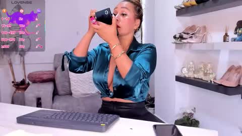 Snapshot of _ana_bolena__ chatting on November 2025 03:22:02 PM Ana Bolena online show from November 2025 03:22:02 PM