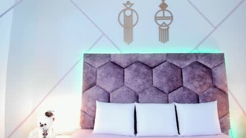 _aurora_collins_ online show from November 2025 12:26:01 PM