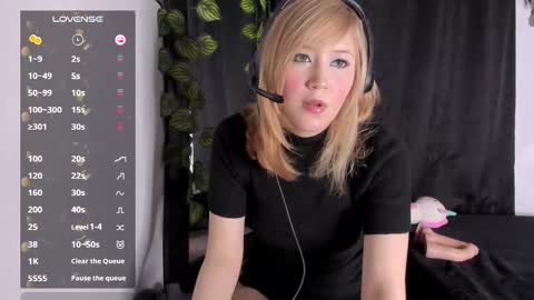 Snapshot of _avril_moore_ chatting on February 2025 03:42:01 AM _avril_moore_ online show from February 2025 03:42:01 AM