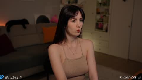 Snapshot of _blackbee_ chatting on June 2026 05:27:01 PM Lili online show from June 2026 05:27:01 PM