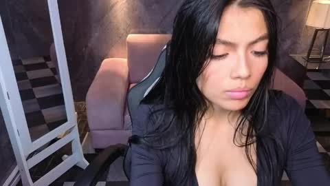 _charlottee_b online show from May 2026 01:47:02 AM