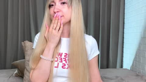 _crystal_moon_1 online show from October 2025 08:20:01 PM