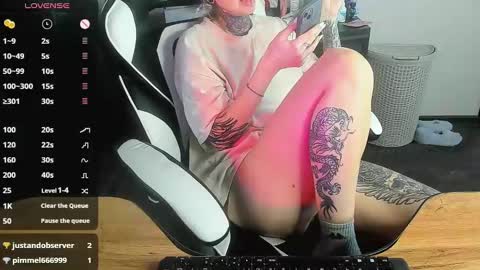 Snapshot of _feralberry__ chatting on December 2024 07:05:02 AM Alis online show from December 2024 07:05:02 AM