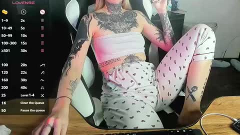 Snapshot of _feralberry__ chatting on December 2024 02:42:01 AM Alis online show from December 2024 02:42:01 AM