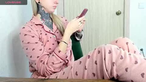 Snapshot of _feralberry__ chatting on February 2025 12:11:02 PM Alis online show from February 2025 12:11:02 PM