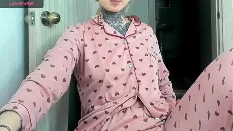 Snapshot of _feralberry__ chatting on February 2025 07:20:01 AM Alis online show from February 2025 07:20:01 AM