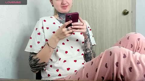 Snapshot of _feralberry__ chatting on March 2025 06:40:02 PM Alis online show from March 2025 06:40:02 PM