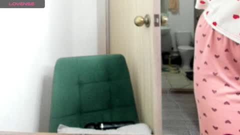 Snapshot of _feralberry__ chatting on March 2025 05:20:02 AM Alis online show from March 2025 05:20:02 AM