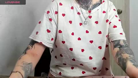 Snapshot of _feralberry__ chatting on March 2025 02:04:02 PM Alis online show from March 2025 02:04:02 PM