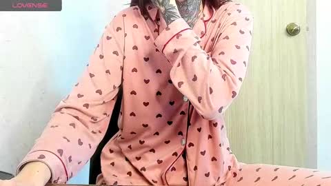 Snapshot of _feralberry__ chatting on March 2025 08:18:02 AM Alis online show from March 2025 08:18:02 AM