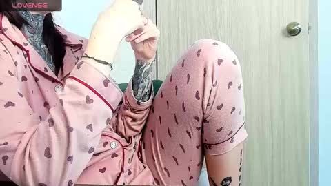 Snapshot of _feralberry__ chatting on March 2025 05:43:02 AM Alis online show from March 2025 05:43:02 AM