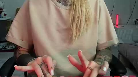 Snapshot of _feralberry__ chatting on September 2025 03:46:02 PM Alis online show from September 2025 03:46:02 PM