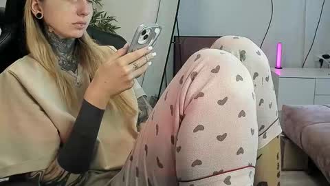 Snapshot of _feralberry__ chatting on September 2025 09:02:01 AM Alis online show from September 2025 09:02:01 AM