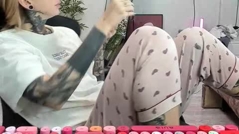 Snapshot of _feralberry__ chatting on September 2025 07:58:01 AM Alis online show from September 2025 07:58:01 AM