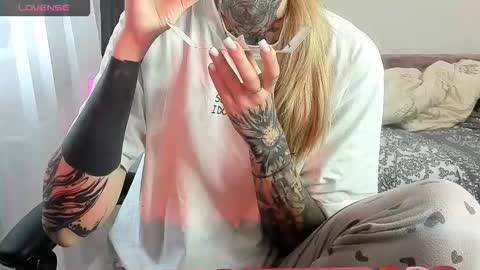 Snapshot of _feralberry__ chatting on September 2025 09:25:02 AM Alis online show from September 2025 09:25:02 AM