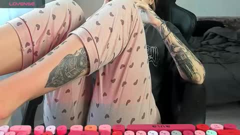 Snapshot of _feralberry__ chatting on October 2025 08:03:01 AM Alis online show from October 2025 08:03:01 AM