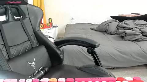 Snapshot of _feralberry__ chatting on October 2025 09:43:02 AM Alis online show from October 2025 09:43:02 AM