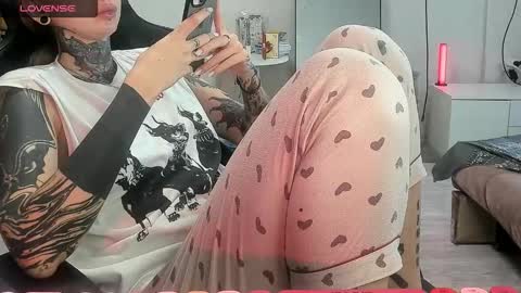 Snapshot of _feralberry__ chatting on October 2025 08:04:02 AM Alis online show from October 2025 08:04:02 AM