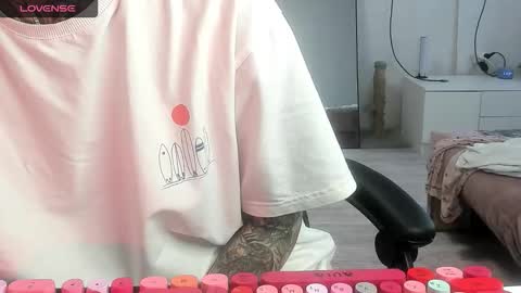 Snapshot of _feralberry__ chatting on October 2025 08:33:01 AM Alis online show from October 2025 08:33:01 AM