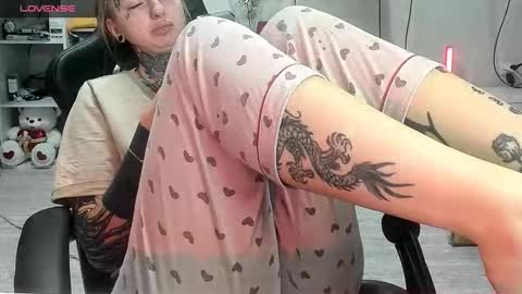 Snapshot of _feralberry__ chatting on November 2025 04:35:01 AM Alis online show from November 2025 04:35:01 AM