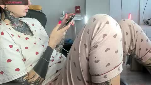 Snapshot of _feralberry__ chatting on November 2025 08:47:02 AM Alis online show from November 2025 08:47:02 AM