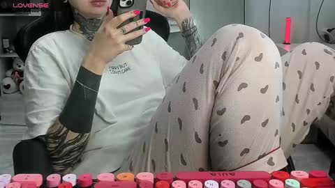 Snapshot of _feralberry__ chatting on November 2025 08:04:02 AM Alis online show from November 2025 08:04:02 AM