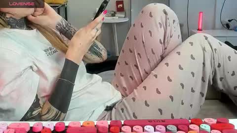 Snapshot of _feralberry__ chatting on November 2025 07:18:02 AM Alis online show from November 2025 07:18:02 AM