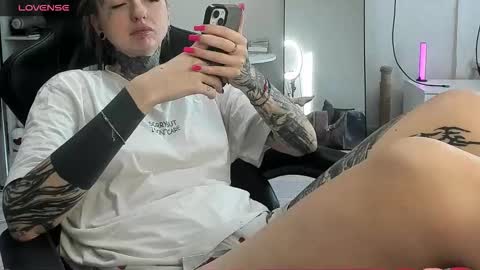 Snapshot of _feralberry__ chatting on November 2025 12:20:01 PM Alis online show from November 2025 12:20:01 PM