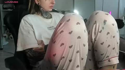 Snapshot of _feralberry__ chatting on November 2025 08:58:02 AM Alis online show from November 2025 08:58:02 AM