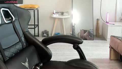 Snapshot of _feralberry__ chatting on November 2025 08:14:01 AM Alis online show from November 2025 08:14:01 AM