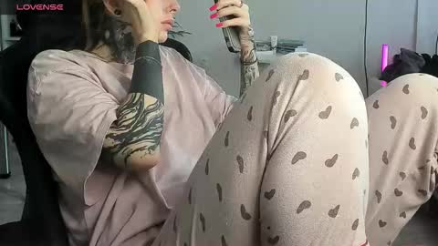 Snapshot of _feralberry__ chatting on November 2025 09:44:02 AM Alis online show from November 2025 09:44:02 AM