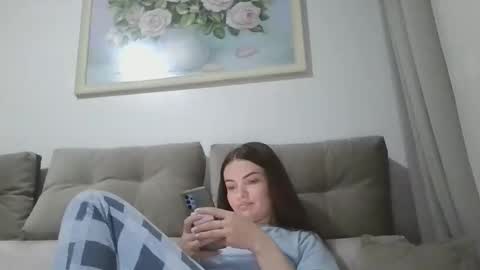 Snapshot of _hidden_frommymoom_ chatting on April 2026 06:52:01 PM Criss4u online show from April 2026 06:52:01 PM