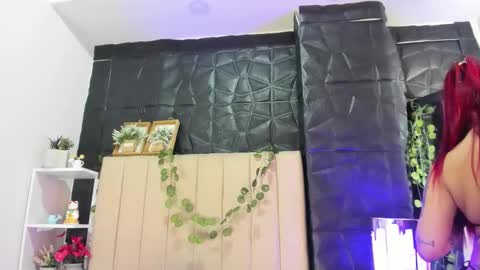 Mia online show from December 2025 02:59:02 PM