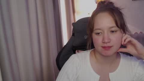 _lalune_ online show from September 2025 12:17:01 PM