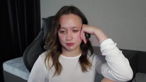 _lalune_ online show from November 2025 10:53:02 PM