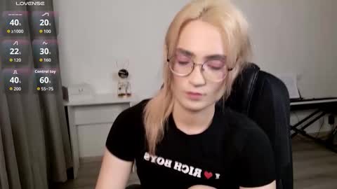 _meow_neko_ online show from February 2026 10:51:02 PM