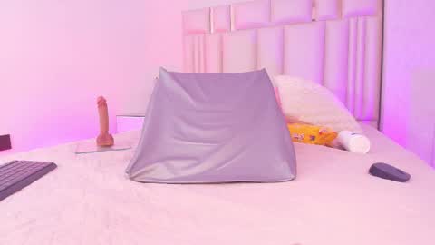 Mia  online show from March 2026 12:11:01 PM