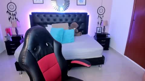 Olivia jones online show from April 2026 12:18:01 PM