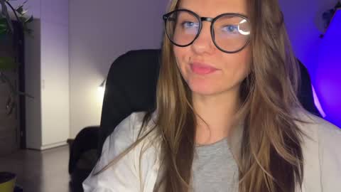 Snapshot of _private_person_ chatting on December 2024 05:21:01 PM HADLY today day-off see u online 0112 online show from December 2024 05:21:01 PM