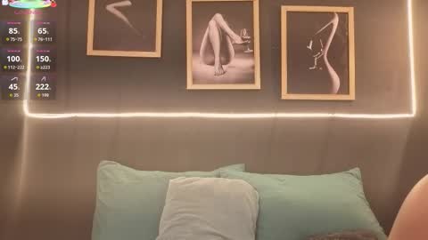 Snapshot of _victoria_hills chatting on December 2025 12:00:01 PM Victoria online show from December 2025 12:00:01 PM