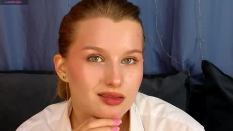 _watchmesmile_ online show from April 2026 03:48:02 AM