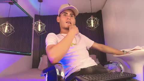 Snapshot of _white_fox_ chatting on September 2025 09:39:02 PM white fox online show from September 2025 09:39:02 PM