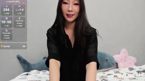 Mia online show from November 2025 12:53:02 AM