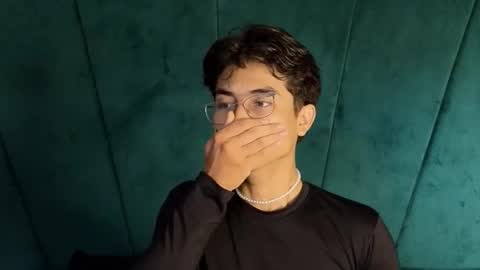 Aaron Ezequiel online show from October 2025 10:00:01 PM