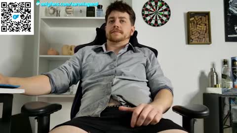 Aaron  online show from November 2025 08:41:01 PM