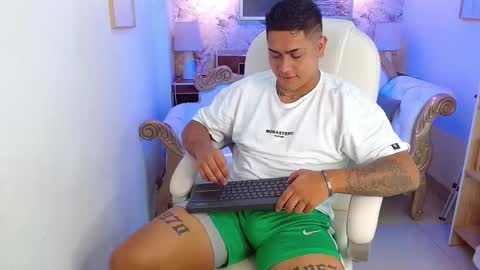 Snapshot of aaronn_12 chatting on December 2025 11:26:02 AM Aaron online show from December 2025 11:26:02 AM