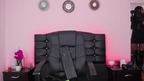 Abbigail Fuster  online show from February 2025 11:00:02 AM