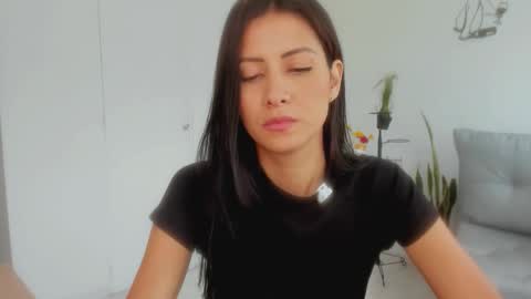 Laura  online show from December 2025 07:19:02 PM